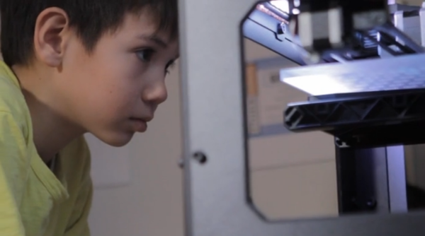 11-sto letni chłopak i jego drukarka 3D