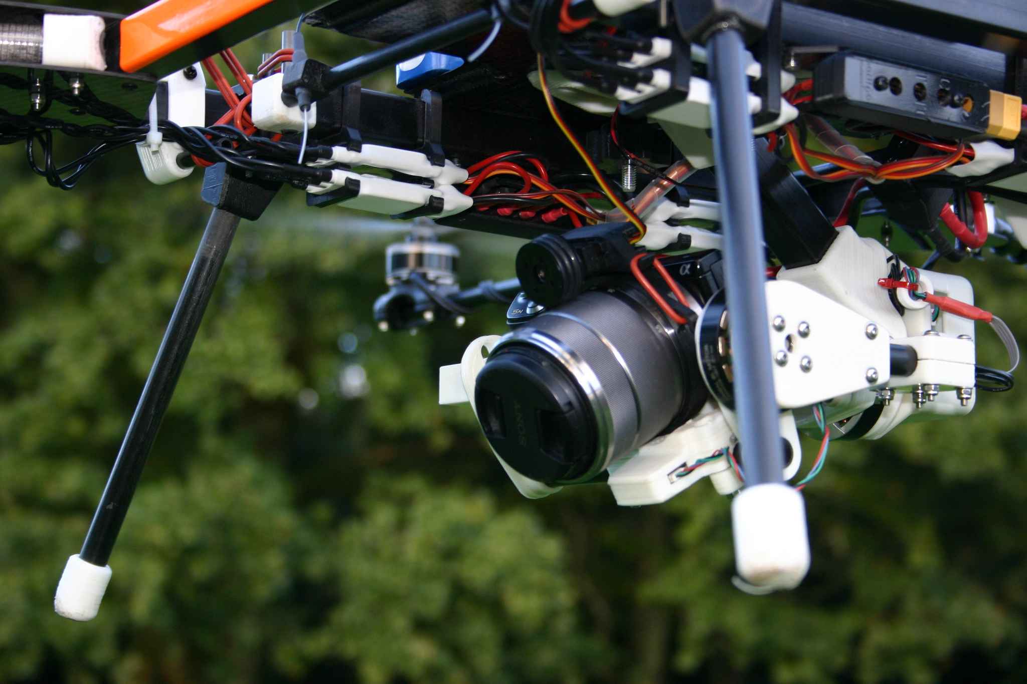 gimbal z wydrukowanych i karbonowych części-2