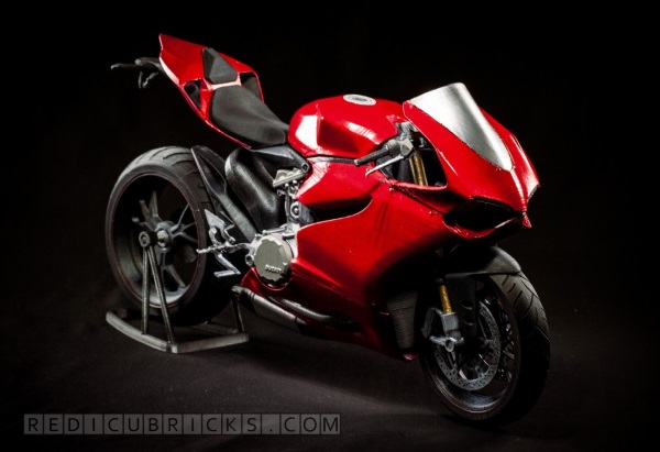 Bardzo szczegółowy, wydrukowany model Ducati 11991