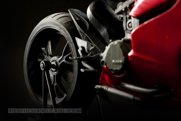 Bardzo szczegółowy, wydrukowany model Ducati 119910