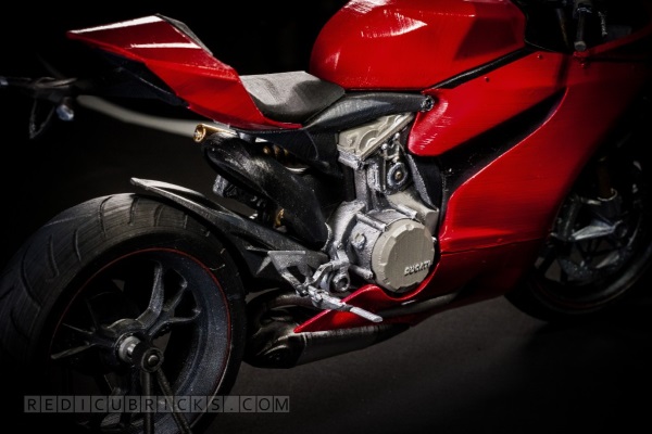 Bardzo szczegółowy, wydrukowany model Ducati 119911