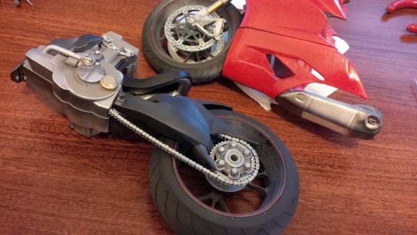 Bardzo szczegółowy, wydrukowany model Ducati 11997