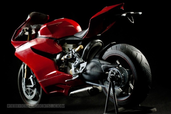 Bardzo szczegółowy, wydrukowany model Ducati 11999