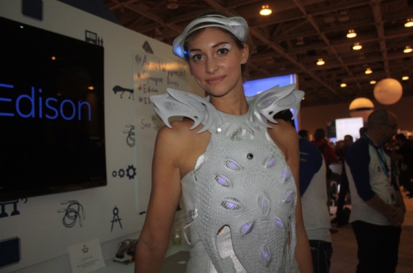 Wydrukowana inteligentna sukienka Intela-2