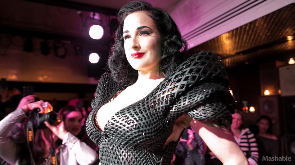 Dita von Teese w wydrukowanej kreacji