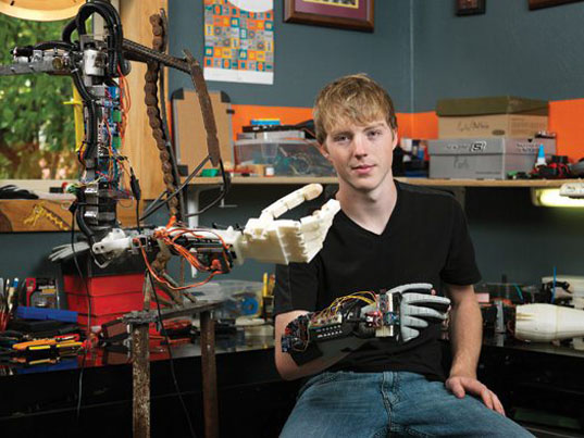 Nastolatek drukuje 3D sprawną protezę całej ręki